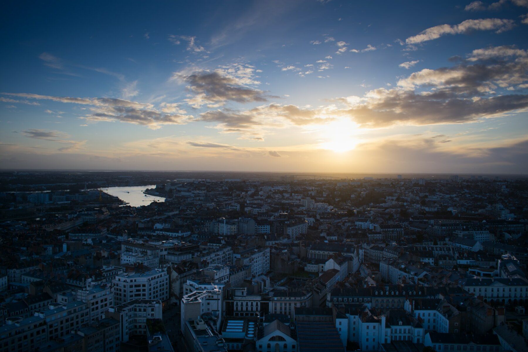 vue-du-ciel-ville-de-nantes-fin-de-journée-coucher-de-soleil