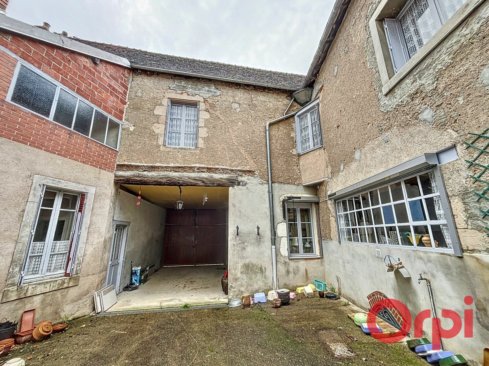 Maison à vendre 8 139m2 à Ainay-le-Château vignette-1