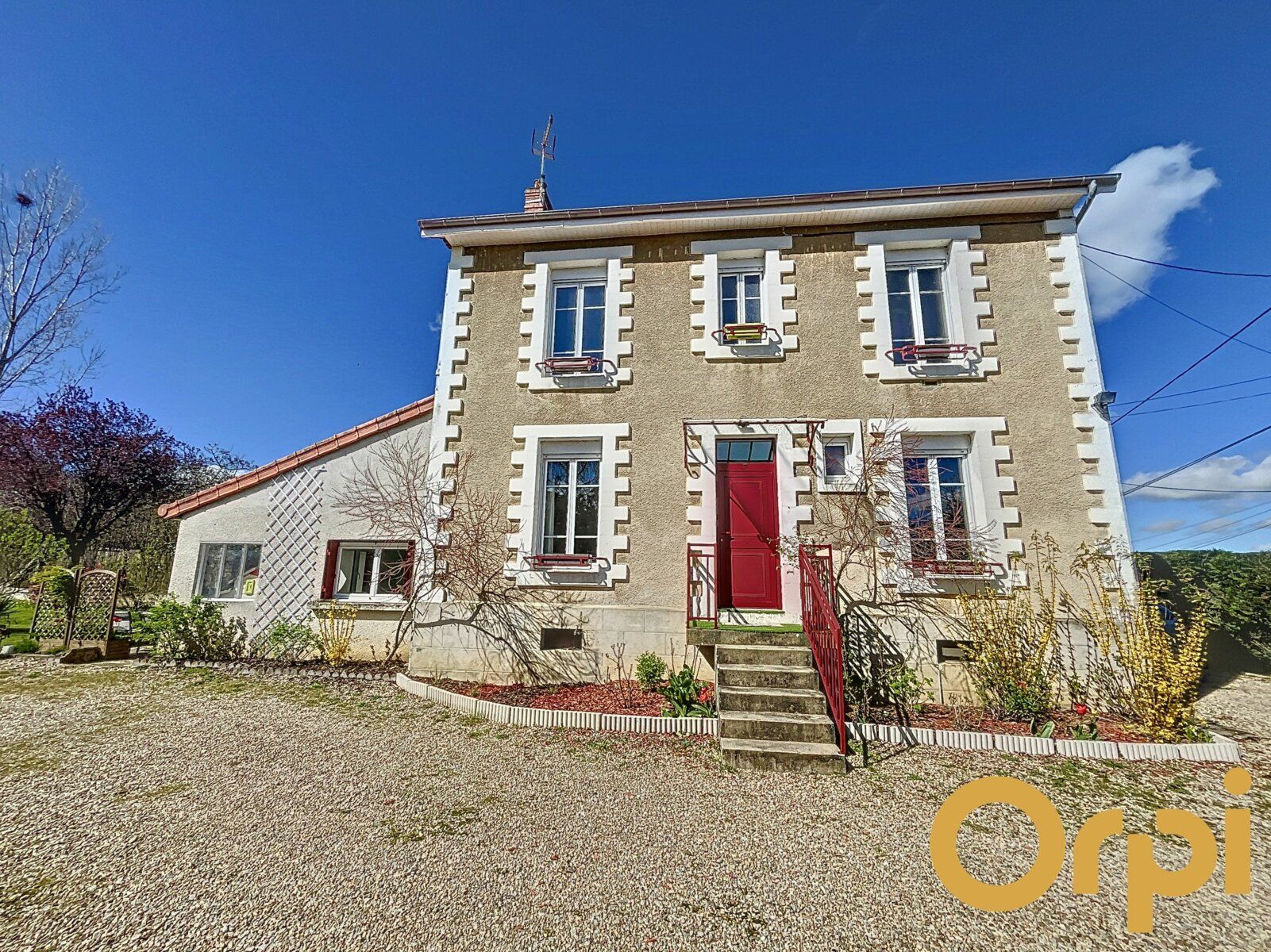 Maison à vendre 6 136m2 à Saint-Amand-Montrond vignette-1