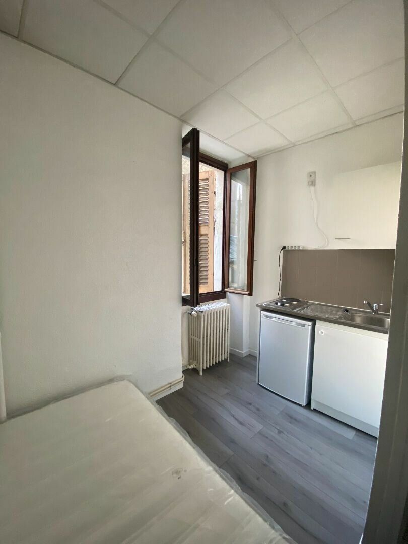 Appartement à louer 0 9.96m2 à Aix-les-Bains vignette-1