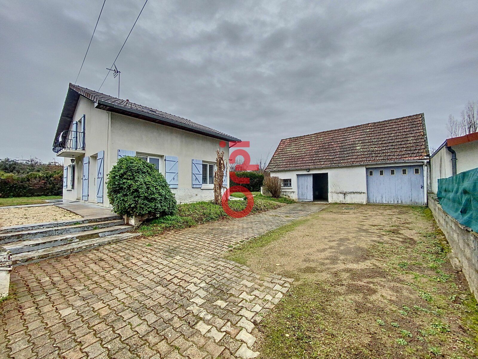 Maison à vendre 6 110.91m2 à Saint-Rémy-en-Rollat vignette-1