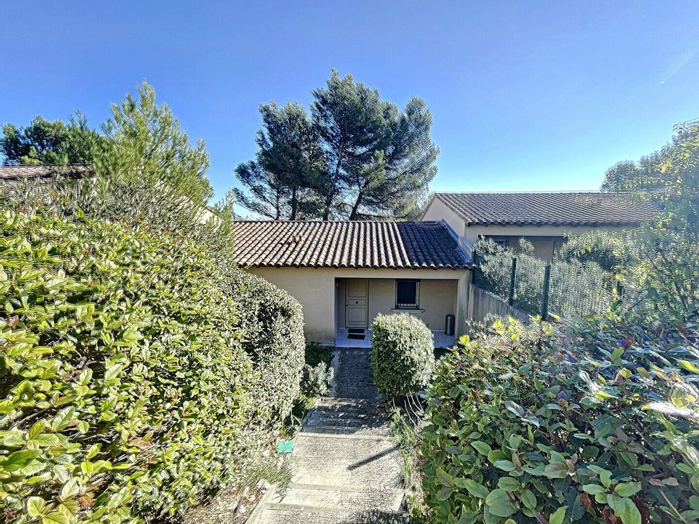 Maison à vendre 4 m2 à Villeneuve-lès-Avignon vignette-2