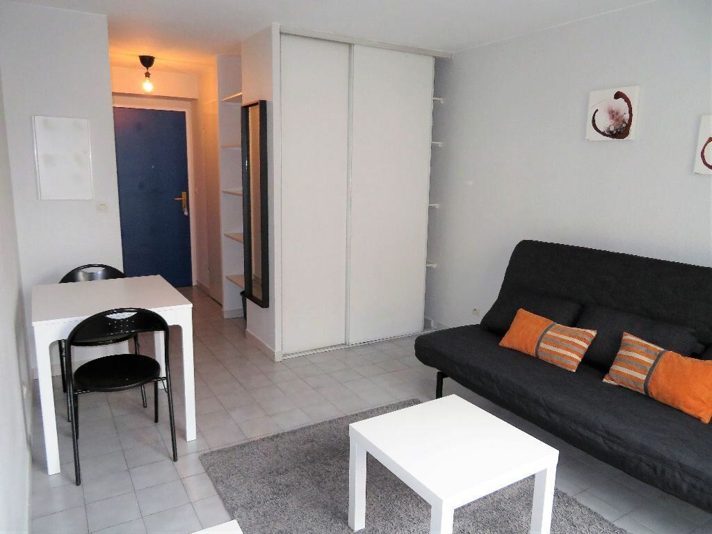 Appartement à louer 1 m2 à Lyon 7 vignette-2