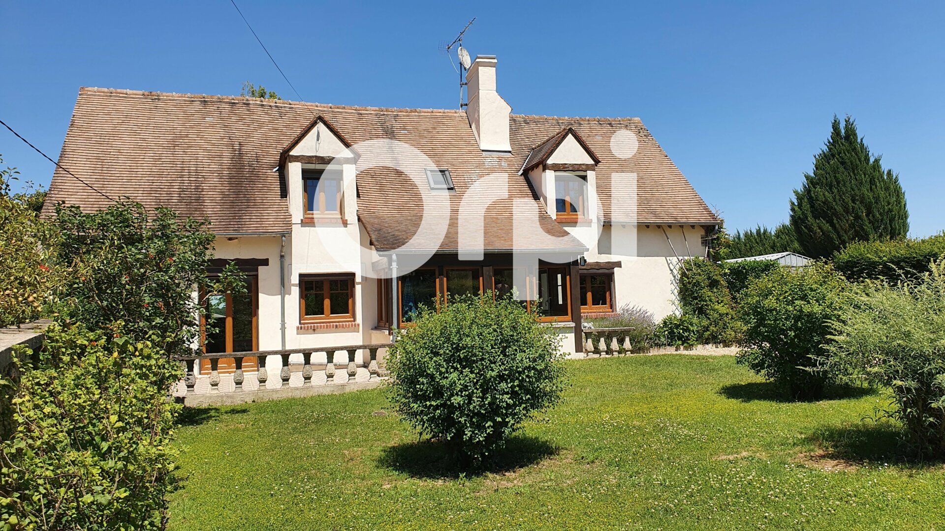 Maison à vendre 5 197m2 à Château-Renard vignette-1