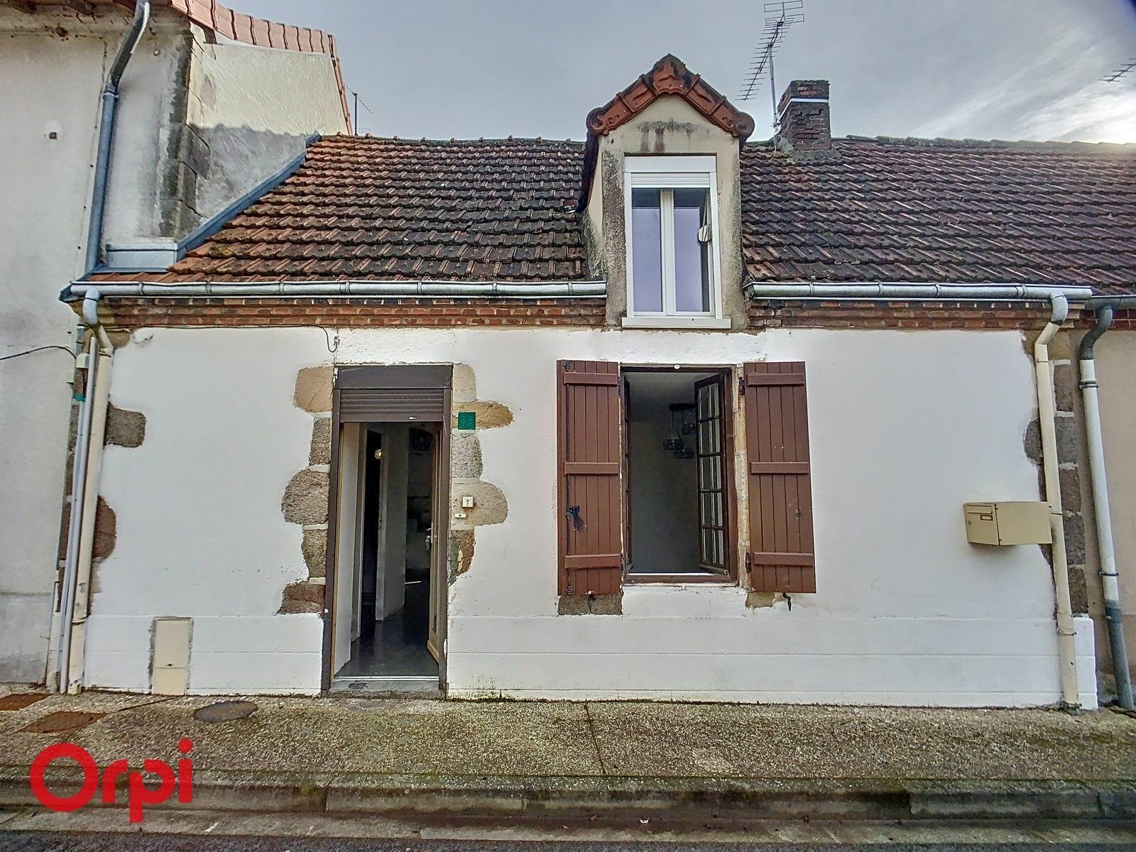 Maison à vendre 2 m2 à Montmarault vignette-1