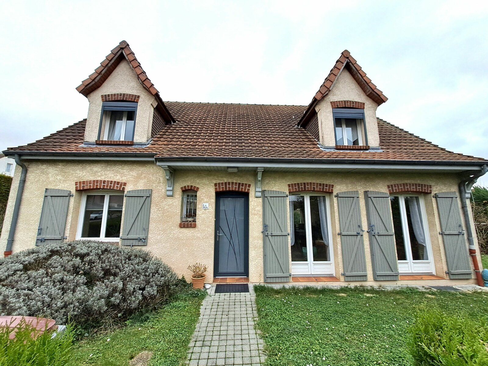 Maison à vendre 5 135m2 à Saint-Quentin vignette-1