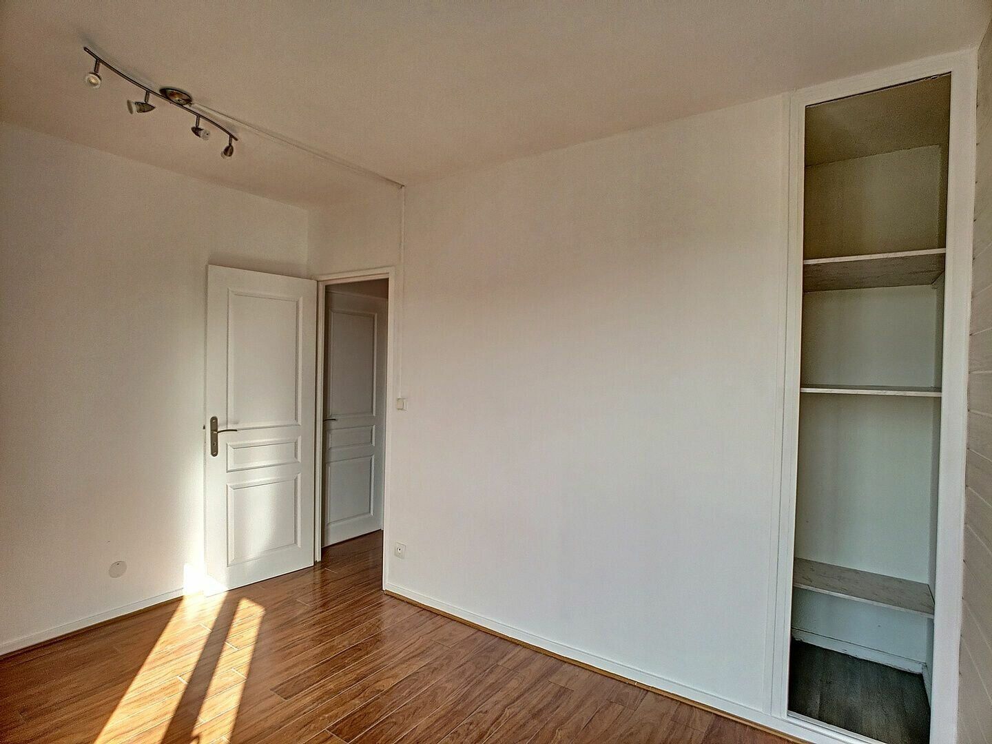 Appartement à louer 3 m2 à Dijon vignette-4