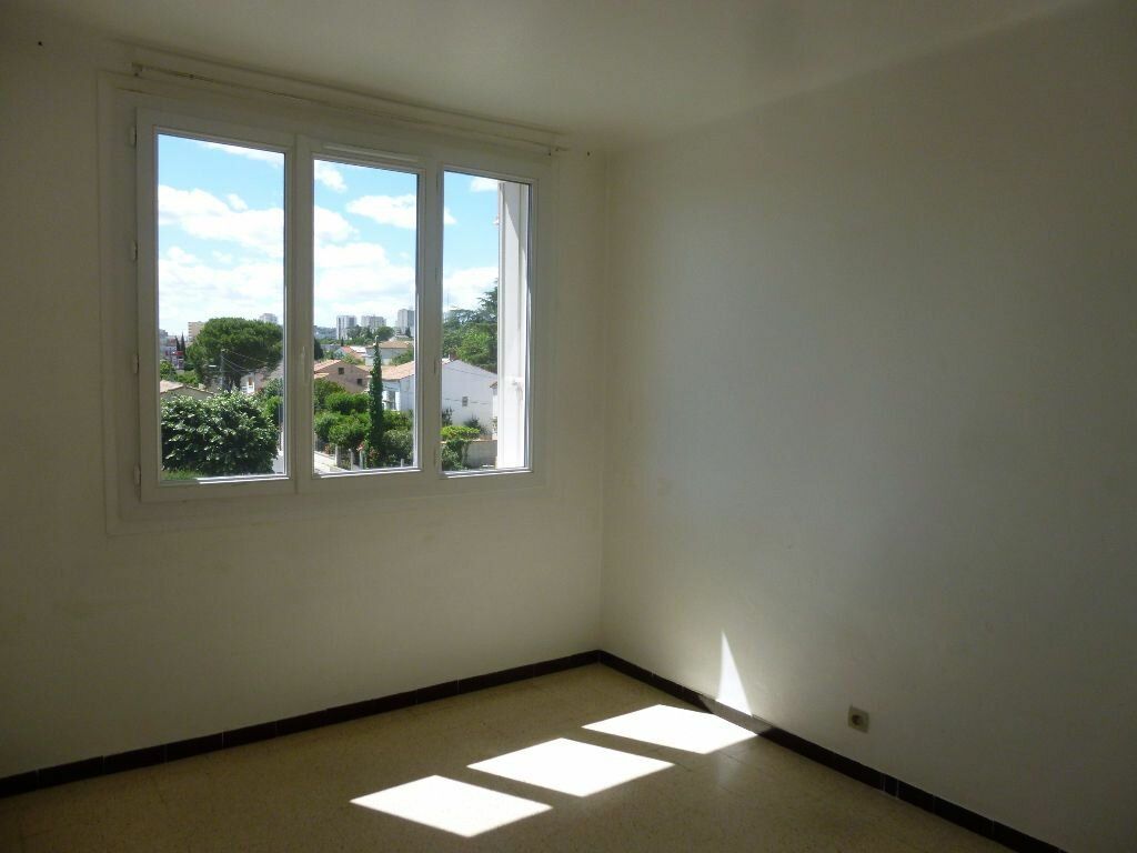Appartement à louer 3 m2 à Nîmes vignette-2