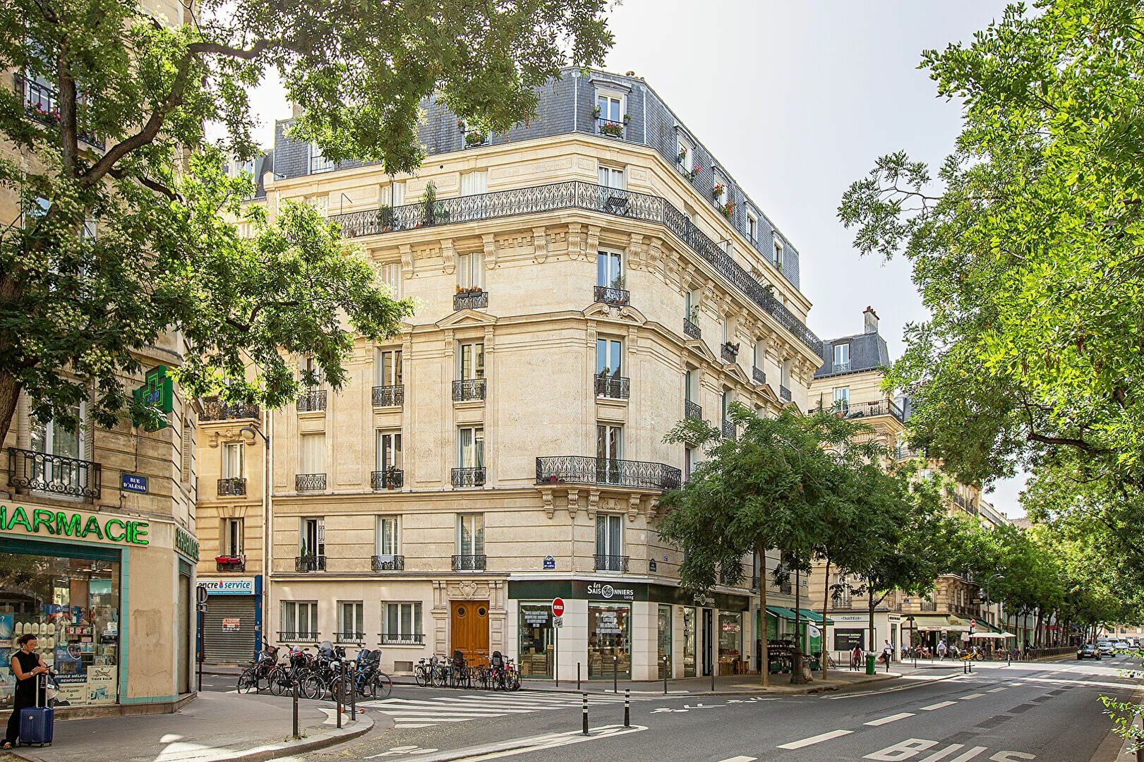 Appartement à vendre 4 69.88m2 à Paris 14 vignette-1