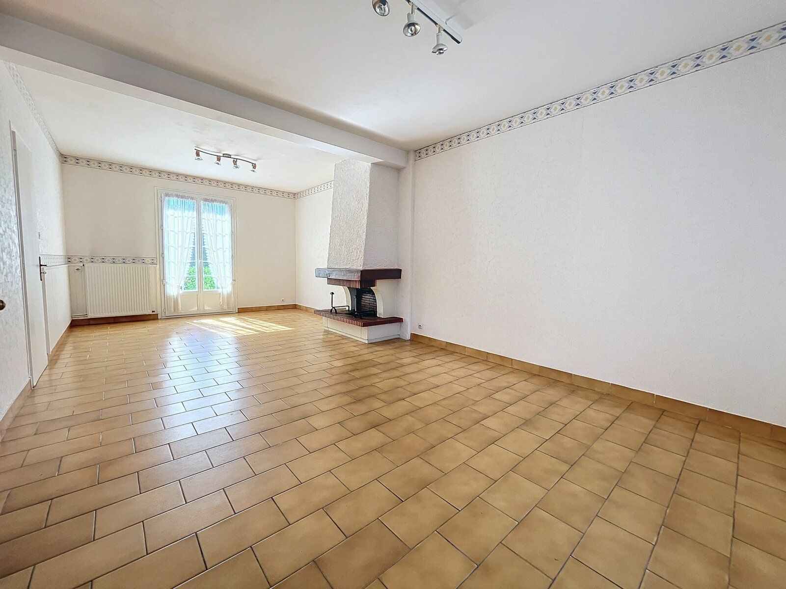 Maison à vendre 5 m2 à Saint-Pantaléon-de-Larche vignette-5