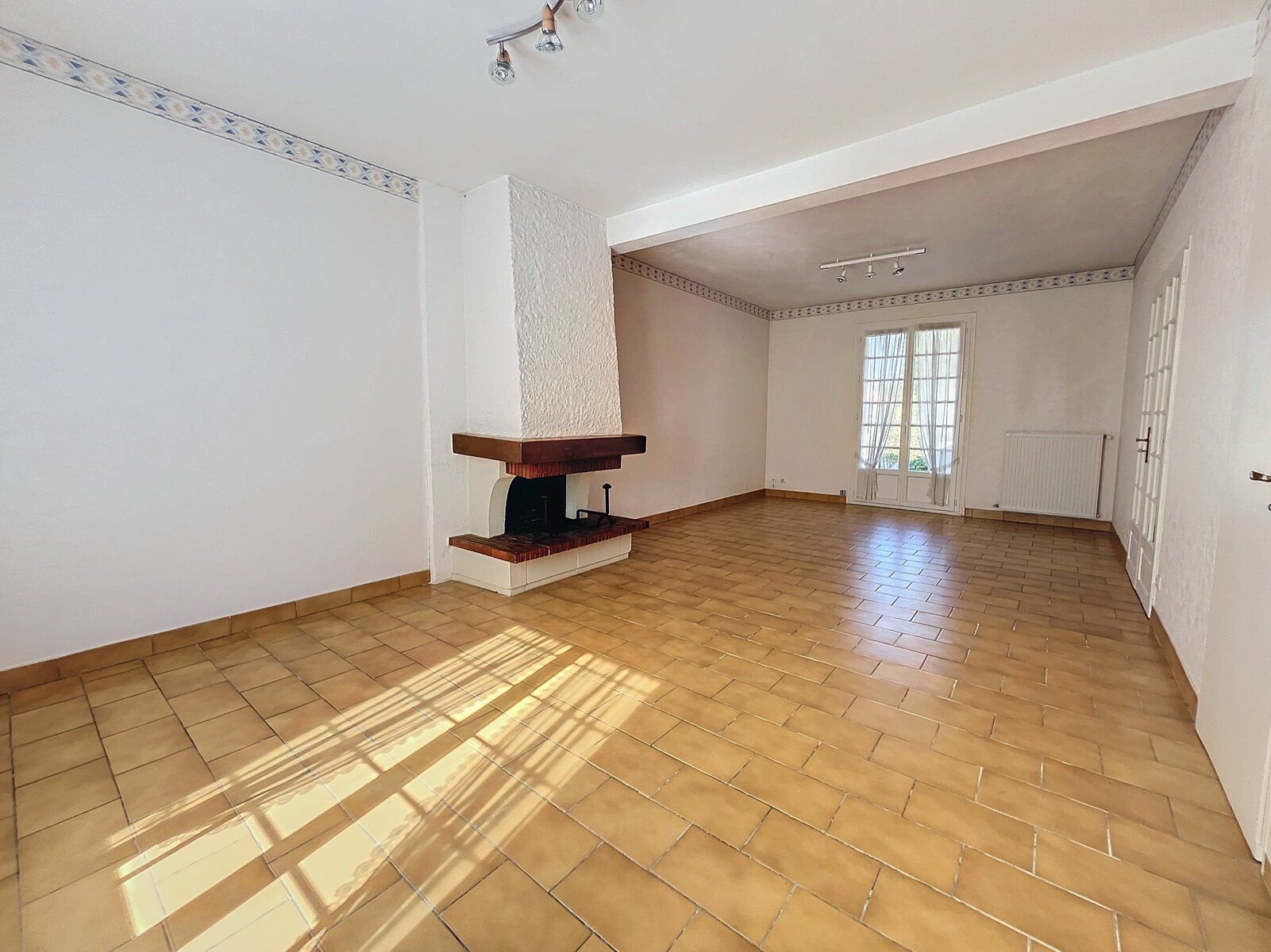 Maison à vendre 5 m2 à Saint-Pantaléon-de-Larche vignette-6