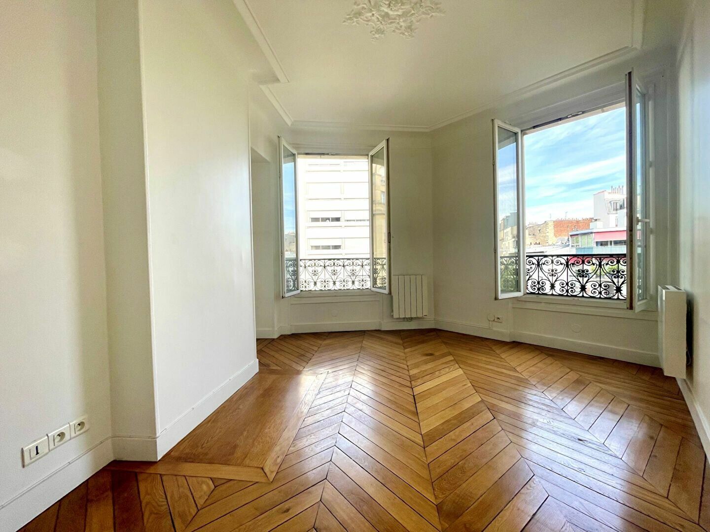 Appartement à vendre 2 43.62m2 à Paris 18 vignette-1