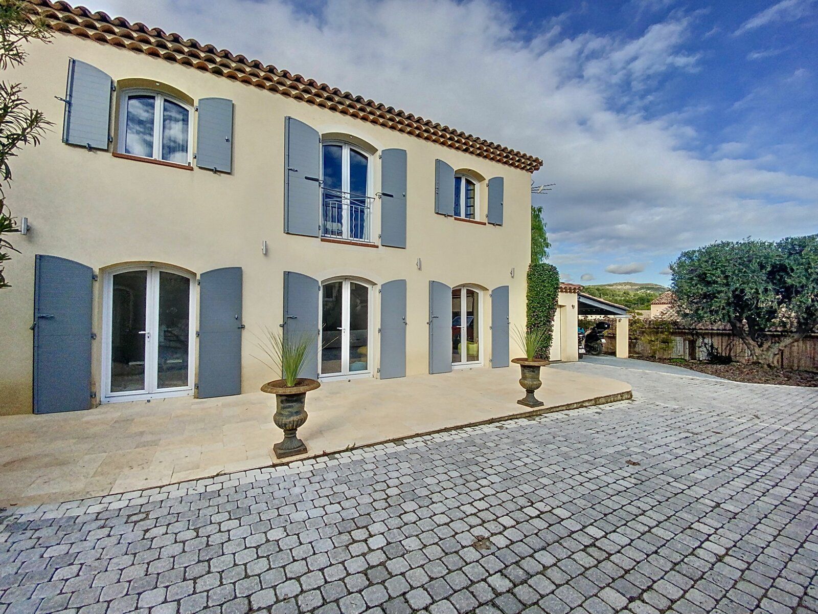 Maison à vendre 4 125m2 à Sanary-sur-Mer vignette-4