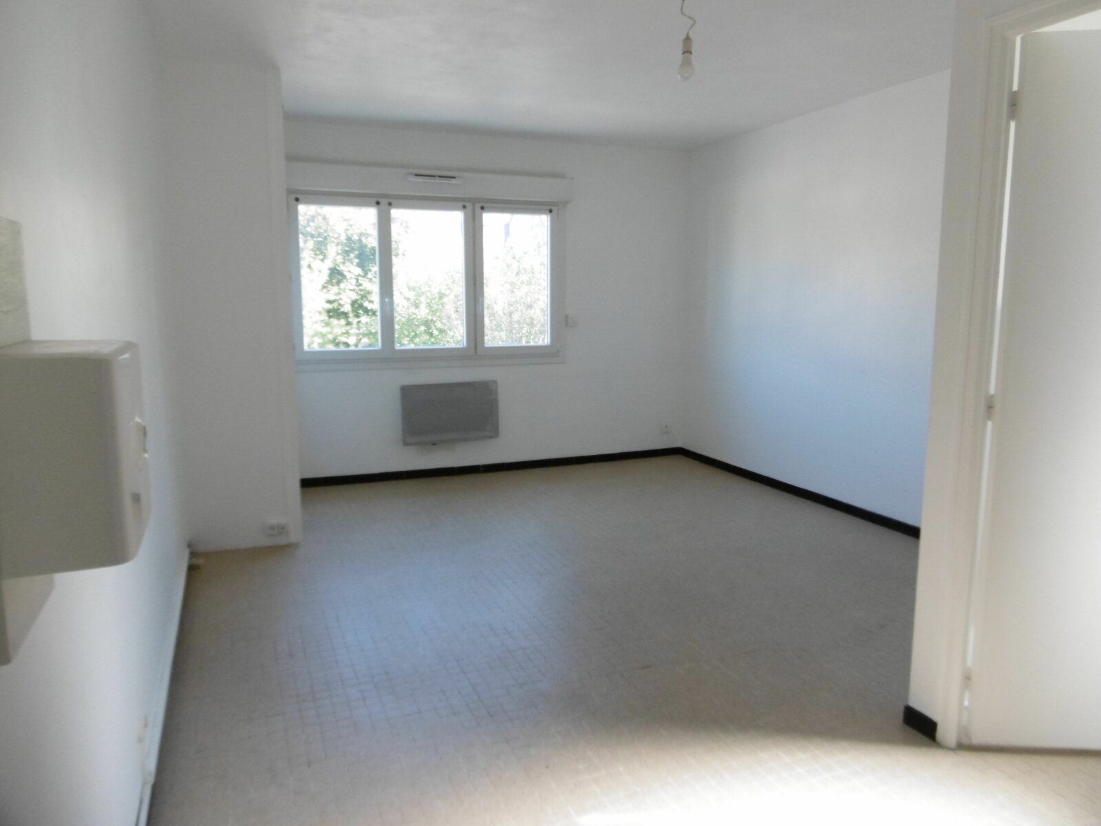 Appartement à louer 1 m2 à La Ville-du-Bois vignette-3