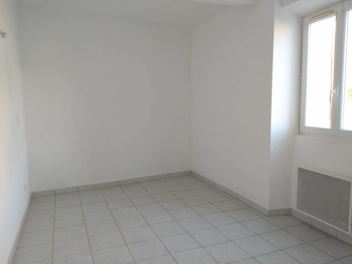 Appartement à louer 2 m2 à Saint-Brès vignette-6