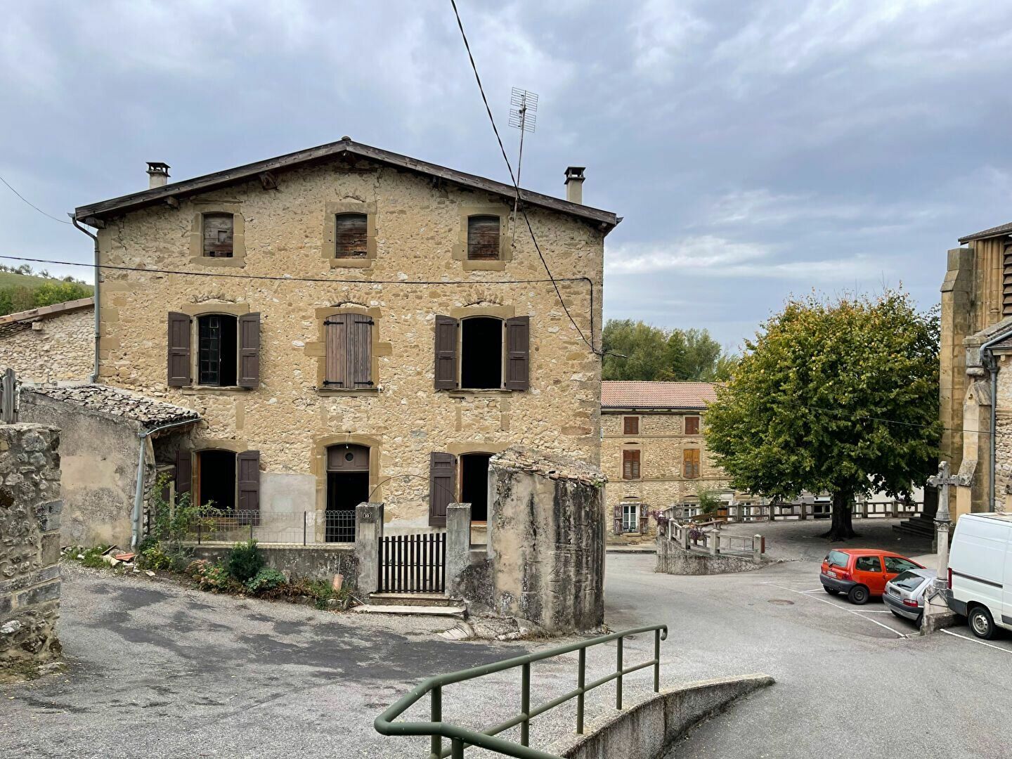 Maison à vendre 4 131m2 à Châteauneuf-sur-Isère vignette-1