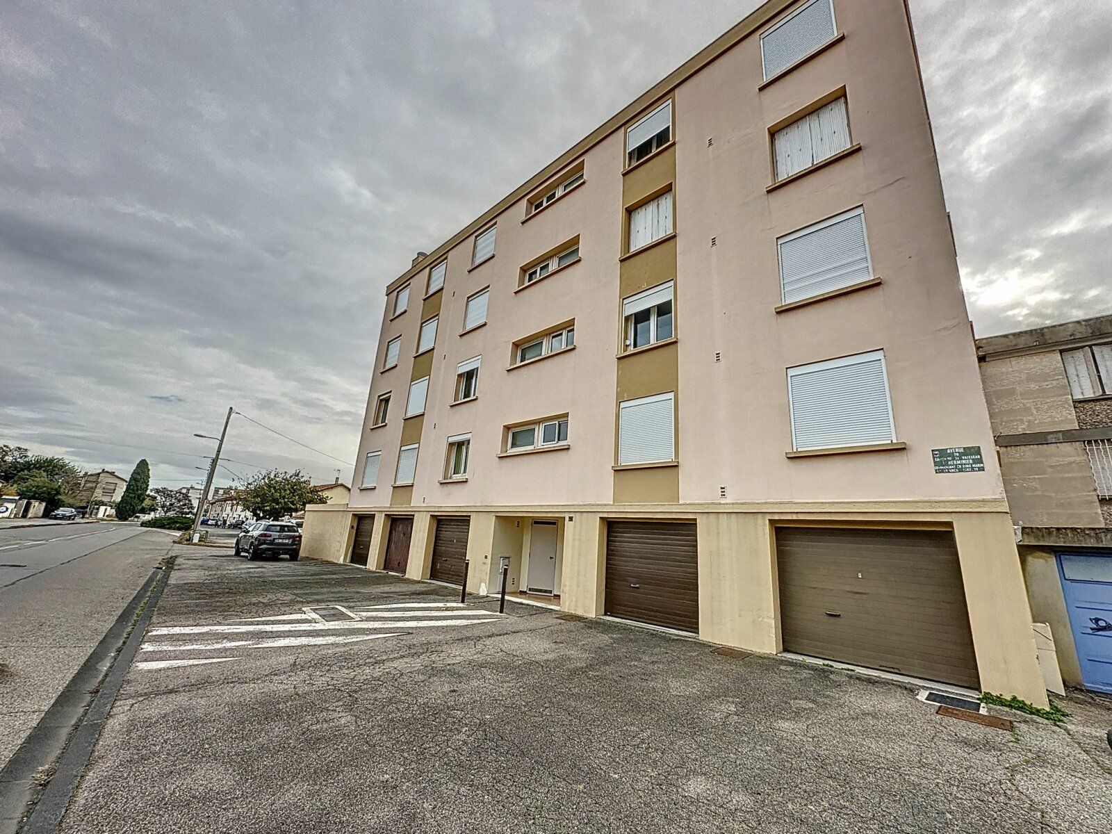 Appartement à vendre 4 98m2 à Avignon vignette-1