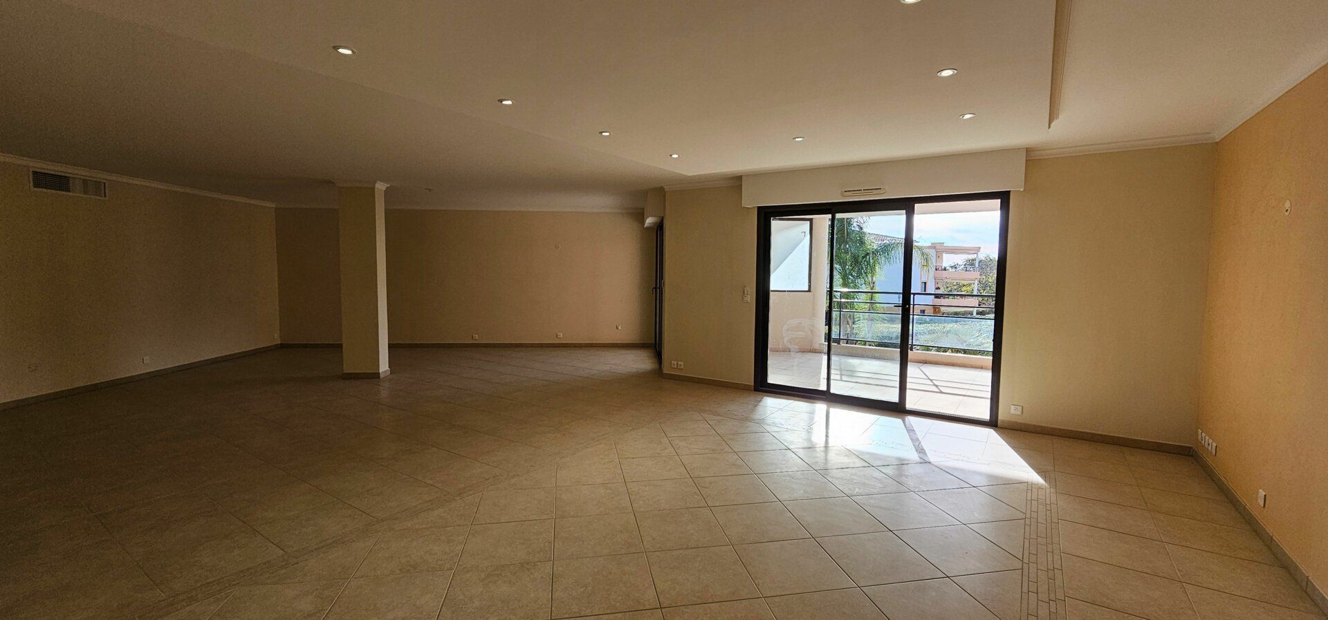 Appartement à vendre 3 152m2 à Saint-Raphaël vignette-4