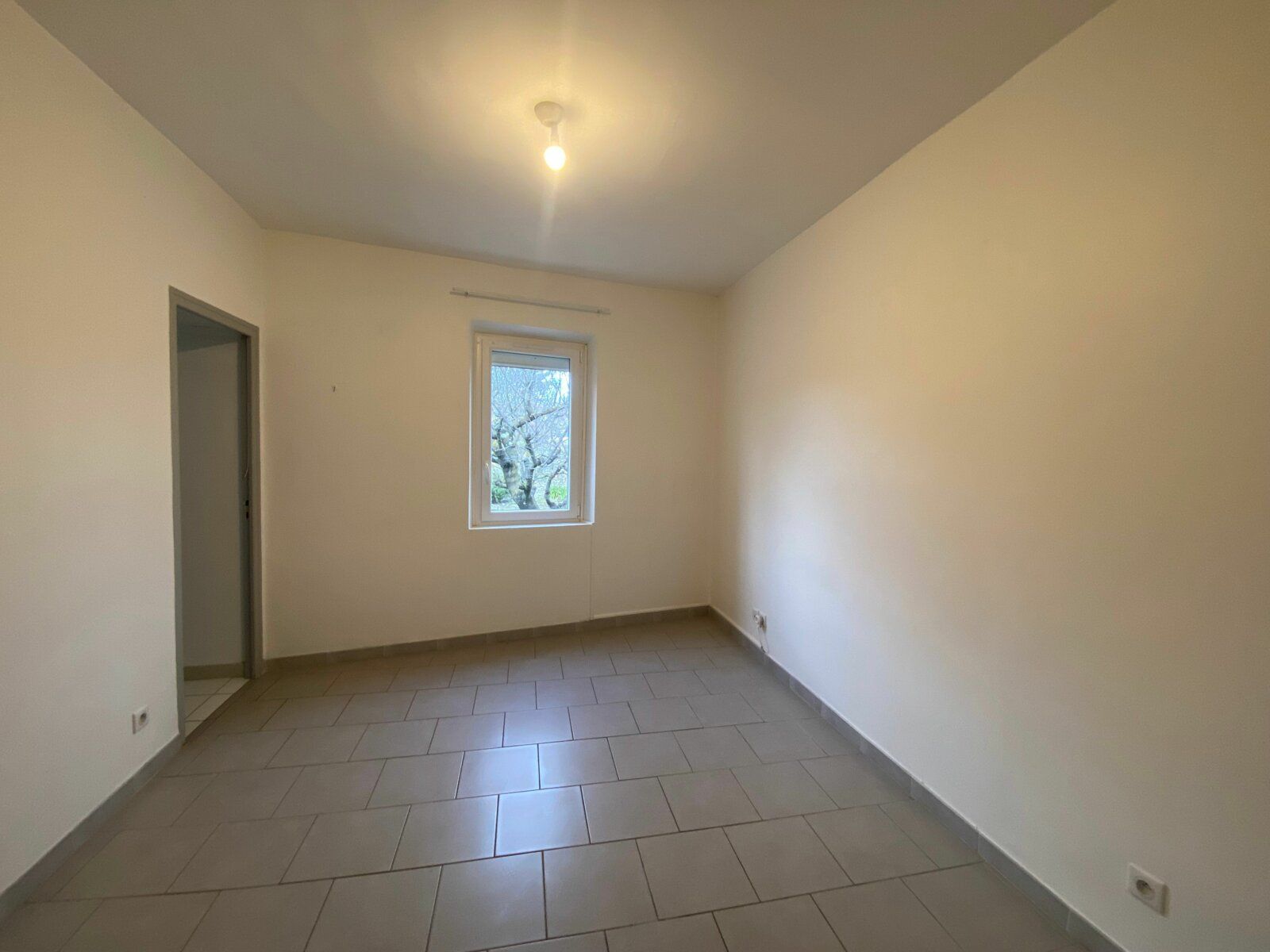 Appartement à louer 3 70.6m2 à Bourg-Saint-Andéol vignette-9