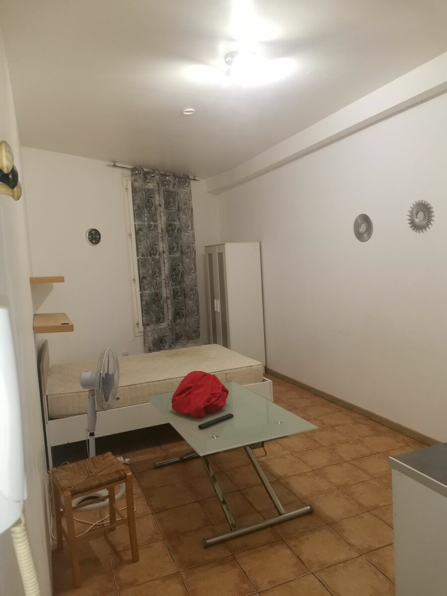 Appartement à louer 1 20m2 à Nîmes vignette-1