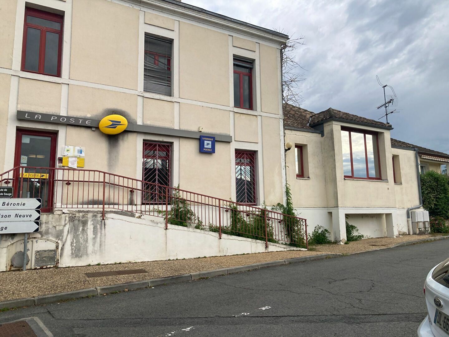 Immeuble à vendre 4 315m2 à Saint-Pierre-de-Chignac vignette-1