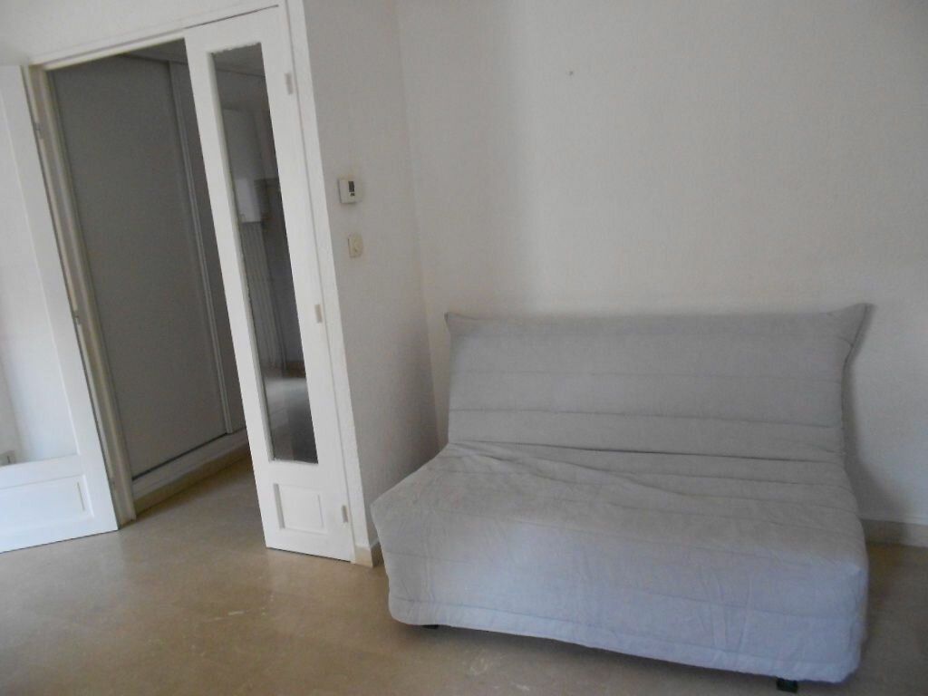 Appartement à louer 1 m2 à Nîmes vignette-5