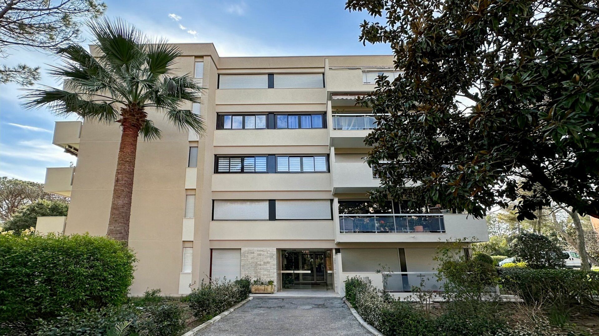 Appartement à vendre 4 84m2 à Saint-Raphaël vignette-3